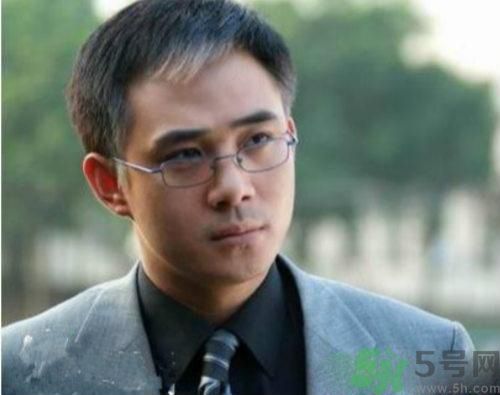 年輕人長白頭發(fā)怎么辦？年輕人長白頭發(fā)是什么原因？