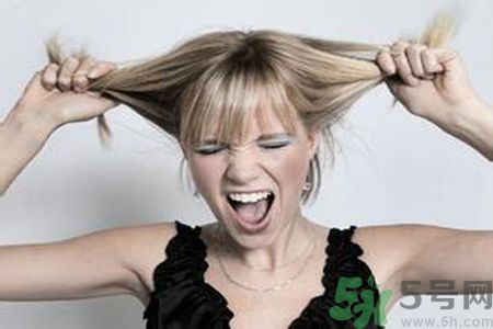 年輕人長白頭發(fā)怎么辦？年輕人長白頭發(fā)是什么原因？