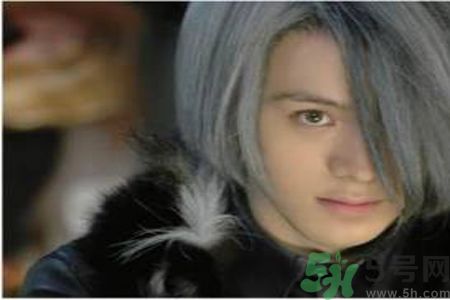 年輕人長白頭發(fā)怎么辦？年輕人長白頭發(fā)是什么原因？