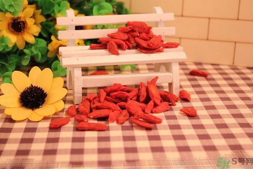 枸杞干吃好還是泡水好？枸杞怎么吃效果最好？