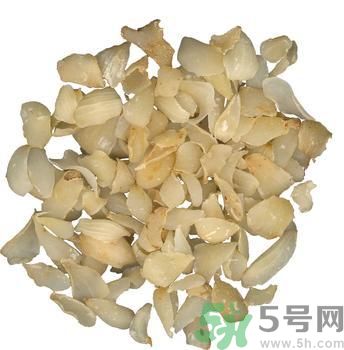 孕婦能吃百合,百合雖能補(bǔ)氣，亦傷肺氣，不宜多服。 另百合風(fēng)寒咳嗽、虛寒出血、脾胃不佳者忌食 百合味甘，性微寒。歸心、肺經(jīng)。 百合鮮品含黏液質(zhì)，具有潤(rùn)燥清熱作用，中醫(yī)用之治療肺燥或肺熱咳嗽等癥常能奏效。 功能主治 　　養(yǎng)陰潤(rùn)肺，清心安神。用于陰虛久咳，痰中帶血，虛煩驚悸，失眠多夢(mèng)，精神恍惚。 　　具有養(yǎng)陰潤(rùn)肺止咳功效，用于肺陰虛的燥熱咳嗽，痰中帶血，如百花膏。治肺虛久咳，勞嗽咯血，如百合固金湯。 　　具有清心安神功效，用于熱病余熱未清，虛煩驚悸，失眠多夢(mèng)等。藥用時(shí)煎服，10～30g。清心宜生用，潤(rùn)肺蜜炙用。 養(yǎng)陰清熱，滋補(bǔ)精血。 孕婦吃百合有什么好處 百合的營(yíng)養(yǎng)非常豐富，孕期吃點(diǎn)百合對(duì)胎兒有很大的幫助，百合別名蒜腦薯，其根如大蒜，味如山薯，既是甜美的食品，也是有益的藥物。孕婦吃百合能補(bǔ)充維生素B1、B2、鈣、磷、鉀等營(yíng)養(yǎng)成分。百合性平味甘，還能補(bǔ)中益氣，養(yǎng)陰潤(rùn)肺，止咳平喘，利大小便。 1、潤(rùn)肺止咳、清心安神，可用于肺癆咯血、肺虛久咳、虛煩驚悸、失眠及熱病后余熱未清、心煩口渴等癥。 2、美容功效，百合富含鉀，有利于加強(qiáng)肌肉興奮度，促使代謝功能協(xié)調(diào)，使皮膚富有彈性，減少皺紋。尤其適宜工作壓力大的人群。對(duì)面部扁平疣、痤瘡、雀斑、皮膚干燥等總是都有一定療效。常食可使肌膚潤(rùn)澤，皮膚白嫩，減少皺紋，延緩衰老。 3、百合還含有一種水解秋水仙堿，有滋養(yǎng)安神作用。 4、百合是一味滋補(bǔ)妙晶，補(bǔ)益而兼清潤(rùn)，最適宜于內(nèi)有虛火之虛弱癥者。 5、能保護(hù)血管、降低血漿膽固醇，有效預(yù)防高血壓，降低血糖。 6、食用百合能增進(jìn)大腸功能，促進(jìn)排便通暢。 7、百合含有的多種生物堿還能抑制癌細(xì)胞繁殖，有抗癌作用。 孕婦吃百合的注意事項(xiàng) 百合富含蛋白質(zhì)、糖、磷、鐵以及多種微量元素，孕婦吃百合不僅能補(bǔ)充身體所需的能量微量元素，還可以開胃、安神，有助于增強(qiáng)體質(zhì)的作用。但這并不意味百合對(duì)孕婦都是安全的，孕婦在食用的時(shí)候也有需要注意的地方哦。 1、風(fēng)寒咳嗽、虛寒出血、脾胃不佳者忌食百合 從對(duì)鼠類、犬類的實(shí)驗(yàn)中發(fā)現(xiàn)長(zhǎng)時(shí)間大劑量食用會(huì)導(dǎo)致肺、腎的損壞及對(duì)白細(xì)胞、野生百合全株血小板的影響，即使是食用百合也有一定毒性，建議使用前向醫(yī)師咨詢。直接接觸生的球莖可能會(huì)引起皮膚瘙癢，吞噬生的球莖可能會(huì)引起嘔吐、拉肚子等癥狀。 2、對(duì)百合過(guò)敏的人不宜吃百合 百合有可能成為過(guò)敏原的，如果是對(duì)百合過(guò)敏的話，食用百合就可能造成皮膚紅腫、經(jīng)常性腹瀉、消化不良、頭痛、咽喉疼痛、哮喘等過(guò)敏癥狀了，所以此類人群也要避免食用百合。 3、不宜多吃 百合作為一種保健食品同時(shí)也是一種良好的藥材。是藥三分毒，長(zhǎng)期食用對(duì)身體會(huì)有較大的傷害，如產(chǎn)生對(duì)此藥物的依賴性。所以孕婦不宜多吃。 4、選擇新鮮優(yōu)質(zhì)的百合 新鮮的食材做出的菜肴風(fēng)味好，營(yíng)養(yǎng)價(jià)值高，所以很多人都喜歡吃。購(gòu)買新鮮的百合時(shí)應(yīng)挑選個(gè)大的、顏色白、瓣勻、肉質(zhì)厚、底部凹處泥土少的。如果百合顏色發(fā)黃、凹處泥土濕潤(rùn)，可能已經(jīng)爛心，此時(shí)就不宜食用了。如果是購(gòu)買干百合的話，則是已干燥、無(wú)雜質(zhì)、肉厚且晶瑩剔透為佳。 5、不宜直接碰觸新鮮百合 百合具有一定毒性，直接接觸生的球莖可能會(huì)引起皮膚瘙癢，吞噬生的球莖可能會(huì)引起嘔吐、拉肚子等癥狀。 6、烹調(diào)方式健康 孕期飲食不宜過(guò)重口味，孕婦吃百合的時(shí)候應(yīng)盡量避免高油高溫過(guò)久的方式，以免上火、消化不良不舒服。