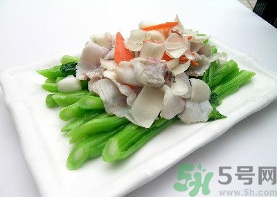 孕婦能吃百合,百合雖能補(bǔ)氣，亦傷肺氣，不宜多服。 另百合風(fēng)寒咳嗽、虛寒出血、脾胃不佳者忌食 百合味甘，性微寒。歸心、肺經(jīng)。 百合鮮品含黏液質(zhì)，具有潤(rùn)燥清熱作用，中醫(yī)用之治療肺燥或肺熱咳嗽等癥常能奏效。 功能主治 　　養(yǎng)陰潤(rùn)肺，清心安神。用于陰虛久咳，痰中帶血，虛煩驚悸，失眠多夢(mèng)，精神恍惚。 　　具有養(yǎng)陰潤(rùn)肺止咳功效，用于肺陰虛的燥熱咳嗽，痰中帶血，如百花膏。治肺虛久咳，勞嗽咯血，如百合固金湯。 　　具有清心安神功效，用于熱病余熱未清，虛煩驚悸，失眠多夢(mèng)等。藥用時(shí)煎服，10～30g。清心宜生用，潤(rùn)肺蜜炙用。 養(yǎng)陰清熱，滋補(bǔ)精血。 孕婦吃百合有什么好處 百合的營(yíng)養(yǎng)非常豐富，孕期吃點(diǎn)百合對(duì)胎兒有很大的幫助，百合別名蒜腦薯，其根如大蒜，味如山薯，既是甜美的食品，也是有益的藥物。孕婦吃百合能補(bǔ)充維生素B1、B2、鈣、磷、鉀等營(yíng)養(yǎng)成分。百合性平味甘，還能補(bǔ)中益氣，養(yǎng)陰潤(rùn)肺，止咳平喘，利大小便。 1、潤(rùn)肺止咳、清心安神，可用于肺癆咯血、肺虛久咳、虛煩驚悸、失眠及熱病后余熱未清、心煩口渴等癥。 2、美容功效，百合富含鉀，有利于加強(qiáng)肌肉興奮度，促使代謝功能協(xié)調(diào)，使皮膚富有彈性，減少皺紋。尤其適宜工作壓力大的人群。對(duì)面部扁平疣、痤瘡、雀斑、皮膚干燥等總是都有一定療效。常食可使肌膚潤(rùn)澤，皮膚白嫩，減少皺紋，延緩衰老。 3、百合還含有一種水解秋水仙堿，有滋養(yǎng)安神作用。 4、百合是一味滋補(bǔ)妙晶，補(bǔ)益而兼清潤(rùn)，最適宜于內(nèi)有虛火之虛弱癥者。 5、能保護(hù)血管、降低血漿膽固醇，有效預(yù)防高血壓，降低血糖。 6、食用百合能增進(jìn)大腸功能，促進(jìn)排便通暢。 7、百合含有的多種生物堿還能抑制癌細(xì)胞繁殖，有抗癌作用。 孕婦吃百合的注意事項(xiàng) 百合富含蛋白質(zhì)、糖、磷、鐵以及多種微量元素，孕婦吃百合不僅能補(bǔ)充身體所需的能量微量元素，還可以開胃、安神，有助于增強(qiáng)體質(zhì)的作用。但這并不意味百合對(duì)孕婦都是安全的，孕婦在食用的時(shí)候也有需要注意的地方哦。 1、風(fēng)寒咳嗽、虛寒出血、脾胃不佳者忌食百合 從對(duì)鼠類、犬類的實(shí)驗(yàn)中發(fā)現(xiàn)長(zhǎng)時(shí)間大劑量食用會(huì)導(dǎo)致肺、腎的損壞及對(duì)白細(xì)胞、野生百合全株血小板的影響，即使是食用百合也有一定毒性，建議使用前向醫(yī)師咨詢。直接接觸生的球莖可能會(huì)引起皮膚瘙癢，吞噬生的球莖可能會(huì)引起嘔吐、拉肚子等癥狀。 2、對(duì)百合過(guò)敏的人不宜吃百合 百合有可能成為過(guò)敏原的，如果是對(duì)百合過(guò)敏的話，食用百合就可能造成皮膚紅腫、經(jīng)常性腹瀉、消化不良、頭痛、咽喉疼痛、哮喘等過(guò)敏癥狀了，所以此類人群也要避免食用百合。 3、不宜多吃 百合作為一種保健食品同時(shí)也是一種良好的藥材。是藥三分毒，長(zhǎng)期食用對(duì)身體會(huì)有較大的傷害，如產(chǎn)生對(duì)此藥物的依賴性。所以孕婦不宜多吃。 4、選擇新鮮優(yōu)質(zhì)的百合 新鮮的食材做出的菜肴風(fēng)味好，營(yíng)養(yǎng)價(jià)值高，所以很多人都喜歡吃。購(gòu)買新鮮的百合時(shí)應(yīng)挑選個(gè)大的、顏色白、瓣勻、肉質(zhì)厚、底部凹處泥土少的。如果百合顏色發(fā)黃、凹處泥土濕潤(rùn)，可能已經(jīng)爛心，此時(shí)就不宜食用了。如果是購(gòu)買干百合的話，則是已干燥、無(wú)雜質(zhì)、肉厚且晶瑩剔透為佳。 5、不宜直接碰觸新鮮百合 百合具有一定毒性，直接接觸生的球莖可能會(huì)引起皮膚瘙癢，吞噬生的球莖可能會(huì)引起嘔吐、拉肚子等癥狀。 6、烹調(diào)方式健康 孕期飲食不宜過(guò)重口味，孕婦吃百合的時(shí)候應(yīng)盡量避免高油高溫過(guò)久的方式，以免上火、消化不良不舒服。