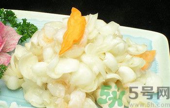 孕婦能吃百合,百合雖能補(bǔ)氣，亦傷肺氣，不宜多服。 另百合風(fēng)寒咳嗽、虛寒出血、脾胃不佳者忌食 百合味甘，性微寒。歸心、肺經(jīng)。 百合鮮品含黏液質(zhì)，具有潤(rùn)燥清熱作用，中醫(yī)用之治療肺燥或肺熱咳嗽等癥常能奏效。 功能主治 　　養(yǎng)陰潤(rùn)肺，清心安神。用于陰虛久咳，痰中帶血，虛煩驚悸，失眠多夢(mèng)，精神恍惚。 　　具有養(yǎng)陰潤(rùn)肺止咳功效，用于肺陰虛的燥熱咳嗽，痰中帶血，如百花膏。治肺虛久咳，勞嗽咯血，如百合固金湯。 　　具有清心安神功效，用于熱病余熱未清，虛煩驚悸，失眠多夢(mèng)等。藥用時(shí)煎服，10～30g。清心宜生用，潤(rùn)肺蜜炙用。 養(yǎng)陰清熱，滋補(bǔ)精血。 孕婦吃百合有什么好處 百合的營(yíng)養(yǎng)非常豐富，孕期吃點(diǎn)百合對(duì)胎兒有很大的幫助，百合別名蒜腦薯，其根如大蒜，味如山薯，既是甜美的食品，也是有益的藥物。孕婦吃百合能補(bǔ)充維生素B1、B2、鈣、磷、鉀等營(yíng)養(yǎng)成分。百合性平味甘，還能補(bǔ)中益氣，養(yǎng)陰潤(rùn)肺，止咳平喘，利大小便。 1、潤(rùn)肺止咳、清心安神，可用于肺癆咯血、肺虛久咳、虛煩驚悸、失眠及熱病后余熱未清、心煩口渴等癥。 2、美容功效，百合富含鉀，有利于加強(qiáng)肌肉興奮度，促使代謝功能協(xié)調(diào)，使皮膚富有彈性，減少皺紋。尤其適宜工作壓力大的人群。對(duì)面部扁平疣、痤瘡、雀斑、皮膚干燥等總是都有一定療效。常食可使肌膚潤(rùn)澤，皮膚白嫩，減少皺紋，延緩衰老。 3、百合還含有一種水解秋水仙堿，有滋養(yǎng)安神作用。 4、百合是一味滋補(bǔ)妙晶，補(bǔ)益而兼清潤(rùn)，最適宜于內(nèi)有虛火之虛弱癥者。 5、能保護(hù)血管、降低血漿膽固醇，有效預(yù)防高血壓，降低血糖。 6、食用百合能增進(jìn)大腸功能，促進(jìn)排便通暢。 7、百合含有的多種生物堿還能抑制癌細(xì)胞繁殖，有抗癌作用。 孕婦吃百合的注意事項(xiàng) 百合富含蛋白質(zhì)、糖、磷、鐵以及多種微量元素，孕婦吃百合不僅能補(bǔ)充身體所需的能量微量元素，還可以開胃、安神，有助于增強(qiáng)體質(zhì)的作用。但這并不意味百合對(duì)孕婦都是安全的，孕婦在食用的時(shí)候也有需要注意的地方哦。 1、風(fēng)寒咳嗽、虛寒出血、脾胃不佳者忌食百合 從對(duì)鼠類、犬類的實(shí)驗(yàn)中發(fā)現(xiàn)長(zhǎng)時(shí)間大劑量食用會(huì)導(dǎo)致肺、腎的損壞及對(duì)白細(xì)胞、野生百合全株血小板的影響，即使是食用百合也有一定毒性，建議使用前向醫(yī)師咨詢。直接接觸生的球莖可能會(huì)引起皮膚瘙癢，吞噬生的球莖可能會(huì)引起嘔吐、拉肚子等癥狀。 2、對(duì)百合過(guò)敏的人不宜吃百合 百合有可能成為過(guò)敏原的，如果是對(duì)百合過(guò)敏的話，食用百合就可能造成皮膚紅腫、經(jīng)常性腹瀉、消化不良、頭痛、咽喉疼痛、哮喘等過(guò)敏癥狀了，所以此類人群也要避免食用百合。 3、不宜多吃 百合作為一種保健食品同時(shí)也是一種良好的藥材。是藥三分毒，長(zhǎng)期食用對(duì)身體會(huì)有較大的傷害，如產(chǎn)生對(duì)此藥物的依賴性。所以孕婦不宜多吃。 4、選擇新鮮優(yōu)質(zhì)的百合 新鮮的食材做出的菜肴風(fēng)味好，營(yíng)養(yǎng)價(jià)值高，所以很多人都喜歡吃。購(gòu)買新鮮的百合時(shí)應(yīng)挑選個(gè)大的、顏色白、瓣勻、肉質(zhì)厚、底部凹處泥土少的。如果百合顏色發(fā)黃、凹處泥土濕潤(rùn)，可能已經(jīng)爛心，此時(shí)就不宜食用了。如果是購(gòu)買干百合的話，則是已干燥、無(wú)雜質(zhì)、肉厚且晶瑩剔透為佳。 5、不宜直接碰觸新鮮百合 百合具有一定毒性，直接接觸生的球莖可能會(huì)引起皮膚瘙癢，吞噬生的球莖可能會(huì)引起嘔吐、拉肚子等癥狀。 6、烹調(diào)方式健康 孕期飲食不宜過(guò)重口味，孕婦吃百合的時(shí)候應(yīng)盡量避免高油高溫過(guò)久的方式，以免上火、消化不良不舒服。