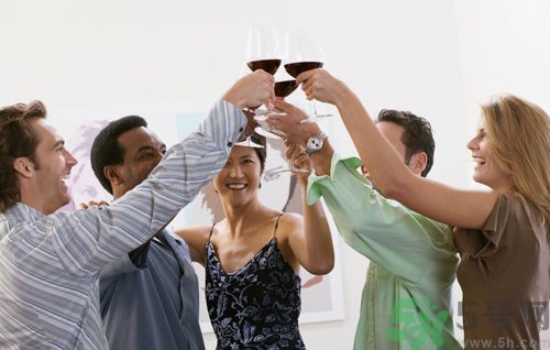 男子猛踹開電梯門踏空墜井 行為疑似喝了酒 男子猛踹開電梯門踏空墜井 行為疑似喝了酒