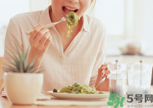 胃潰瘍吃什么食物好？調(diào)理胃潰瘍的方法有哪些？