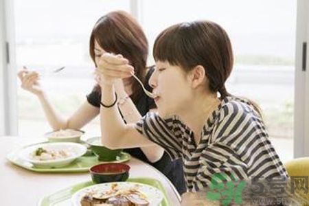 胃潰瘍吃什么食物好？調(diào)理胃潰瘍的方法有哪些？