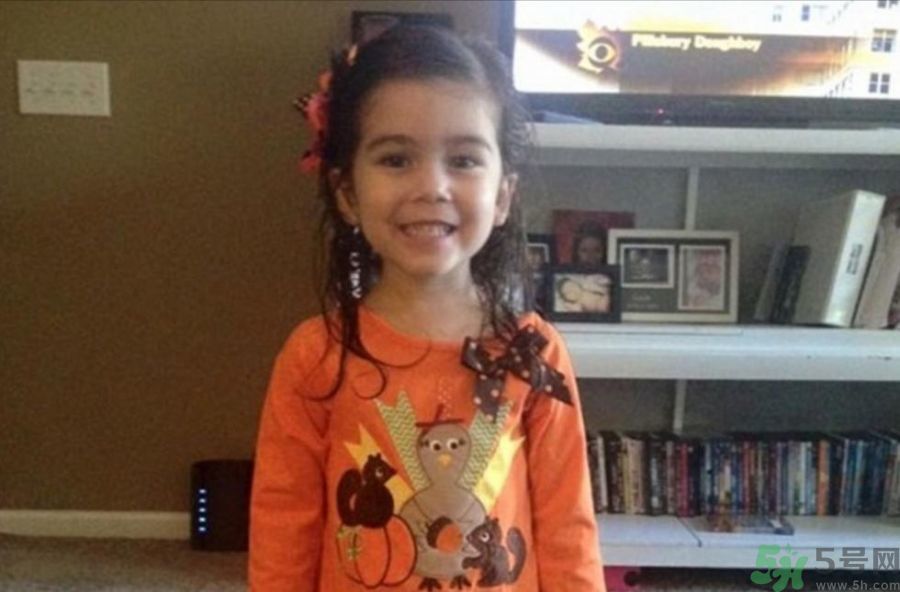 美國一母親虐待女兒致死后 找人P圖合照好嗎？