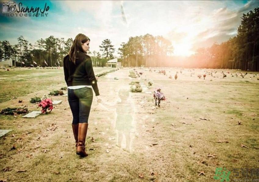 美國一母親虐待女兒致死后 找人P圖合照好嗎？