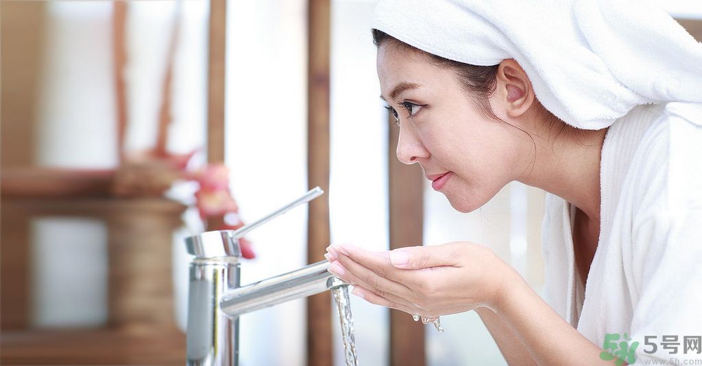 臉上有痘痘早晚上怎么洗臉最好？