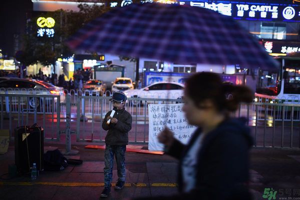 9歲賣唱男孩撐起一個家 父母怎樣教育孩子？