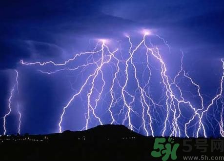 一家人掃墓遭雷擊是怎么回事？出行怎樣避雷？