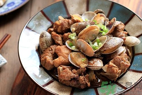 蛤蜊放冰箱還能吃嗎？蛤蜊凍死的能吃嗎？