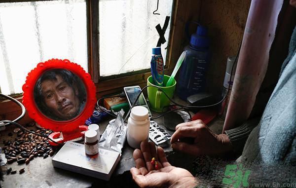 小鎮(zhèn)百人患塵肺病的原因是什么？塵肺病是什么??？