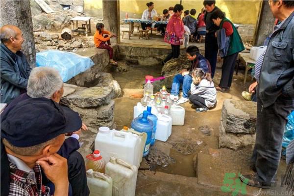 市民翻山排隊(duì)取靈水是怎么回事？靈水在哪里？
