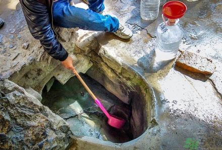 市民翻山排隊(duì)取靈水是怎么回事？靈水在哪里？