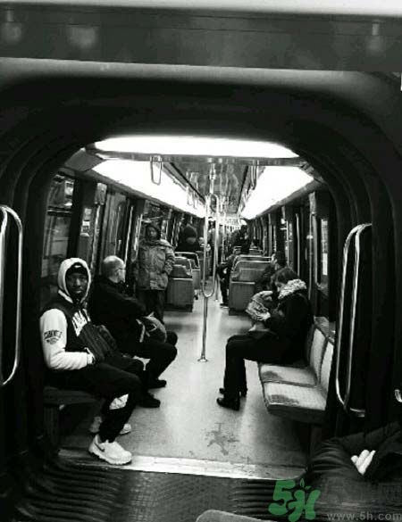 女留學(xué)生巴黎被打的真相是什么？女學(xué)生為什么巴黎被打？