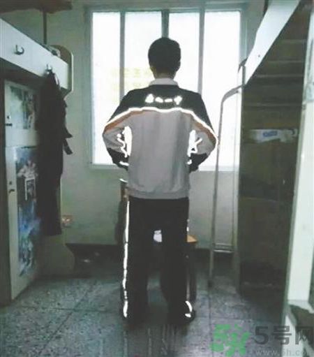 校服帶反光標志防早戀是怎么回事？校服為什么要帶反光標志？