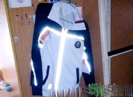 校服帶反光標志防早戀是怎么回事？校服為什么要帶反光標志？