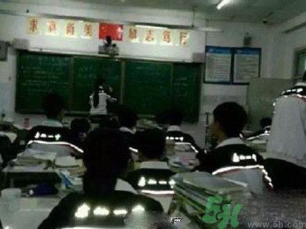 校服帶反光標志防早戀是怎么回事？校服為什么要帶反光標志？