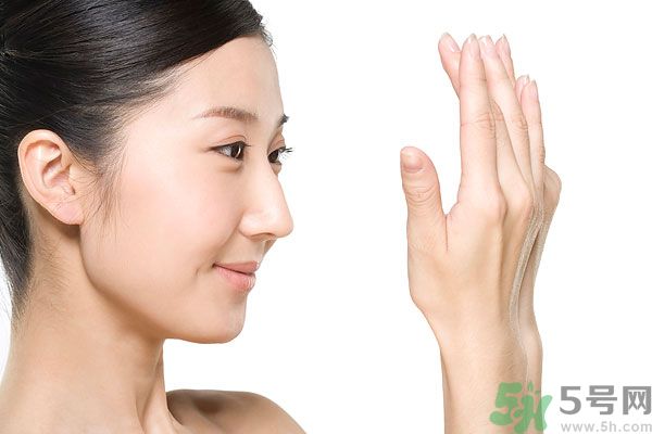 臉出油怎么辦？臉上很油怎么辦？