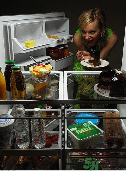 晚上12點(diǎn)吃東西好嗎？晚上12點(diǎn)吃東西會(huì)胖嗎？