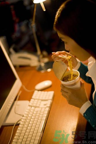 晚上12點(diǎn)吃東西好嗎？晚上12點(diǎn)吃東西會(huì)胖嗎？