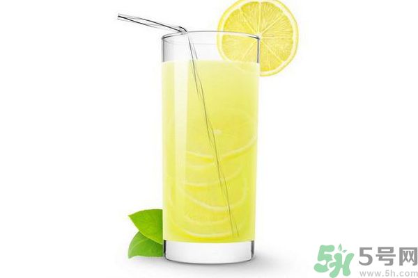 每天喝檸檬水能美白嗎？每天喝檸檬水好不好？