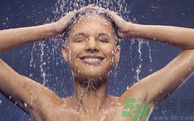 早上和晚上哪個(gè)時(shí)候洗澡更健康？什么時(shí)候可以洗澡？