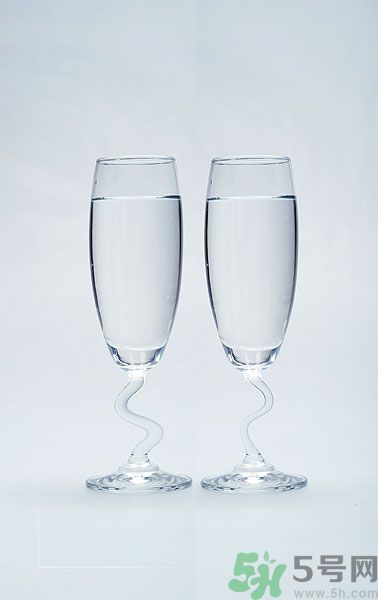 早上起床喝白開水好嗎？喝白開水好還是茶水好？