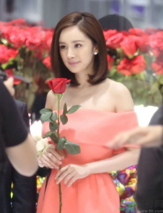 一字肩衣服適合什么人？一字肩衣服怎么穿？