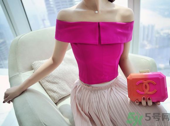 一字肩衣服適合什么人？一字肩衣服怎么穿？