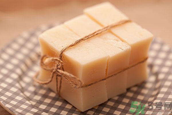 肥皂和沐浴露哪個(gè)好？肥皂和沐浴露的區(qū)別？