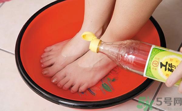 用醋泡腳能治腳臭嗎？泡腳放醋能除腳臭嗎？