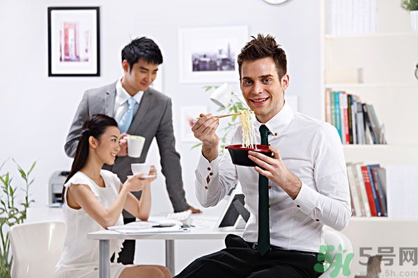 滿漢宴方便面煮著吃泡著吃哪個(gè)好？