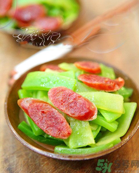 西藍(lán)花炒臘腸怎么做？西藍(lán)花炒臘腸好吃嗎？