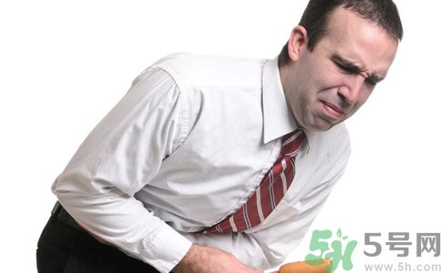 打嗝打不出來胸悶是怎么回事？打嗝打不出來胸悶怎么辦？