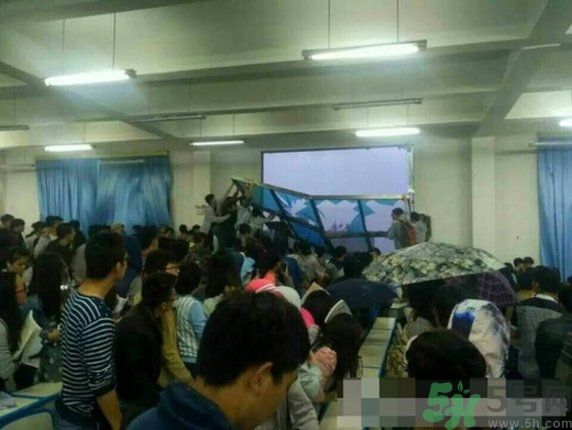 哪個(gè)學(xué)校學(xué)校窗戶突然倒塌？男生拼命護(hù)住女生 ！