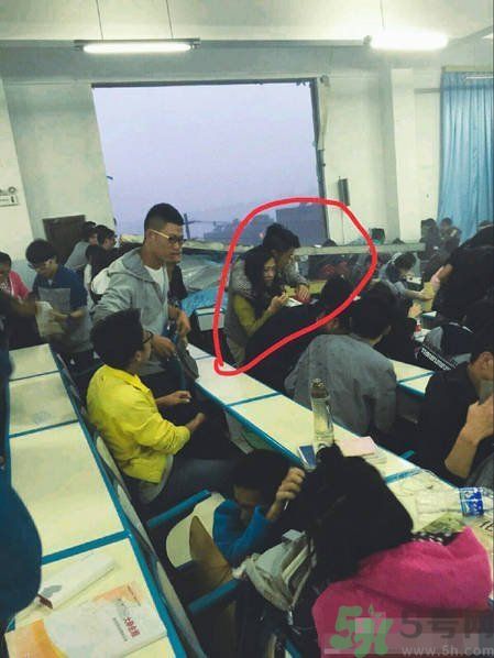 哪個(gè)學(xué)校學(xué)校窗戶突然倒塌？男生拼命護(hù)住女生 ！