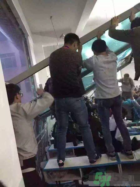 哪個(gè)學(xué)校學(xué)校窗戶突然倒塌？男生拼命護(hù)住女生 ！
