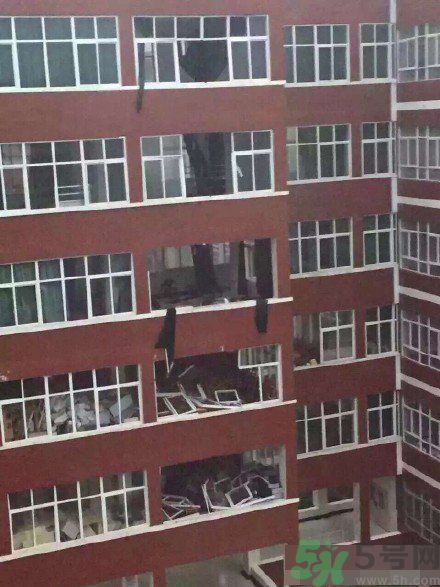 哪個(gè)學(xué)校學(xué)校窗戶突然倒塌？男生拼命護(hù)住女生 ！