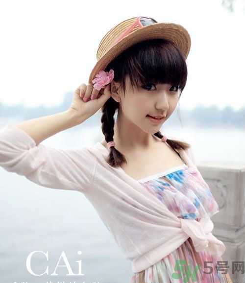 胸小的女生怎么穿衣服好看？胸小的女生怎么穿衣顯得胸大？