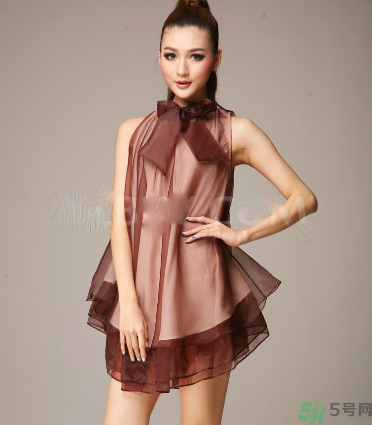 胸小的女生怎么穿衣服好看？胸小的女生怎么穿衣顯得胸大？