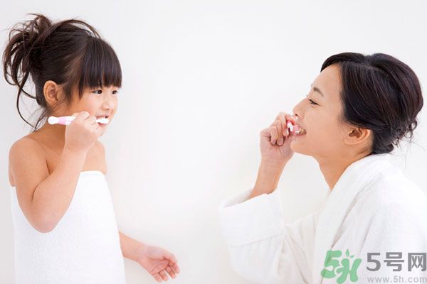 溫水刷牙好還是冷水刷牙好？溫水刷牙的好處