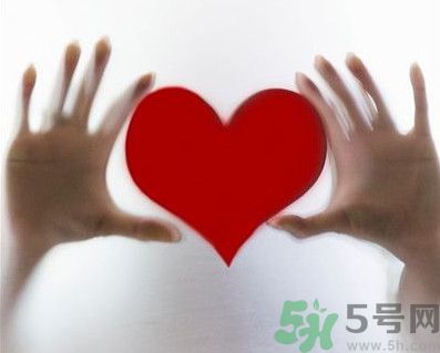 舌頭顏色發(fā)紫是什么原因？舌頭白白的是怎么回事？