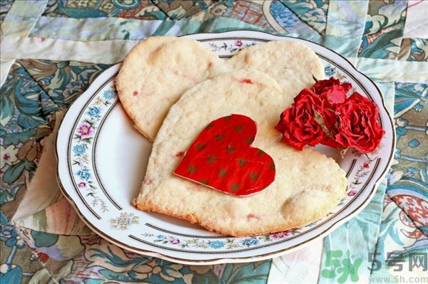 舌頭顏色發(fā)紫是什么原因？舌頭白白的是怎么回事？