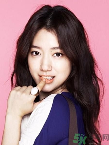 齊劉海中分適合什么臉型？齊劉海中分怎么扎好看？