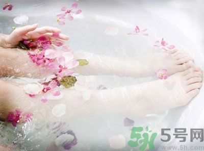 用涼水洗腳還是熱水洗腳好？為什么熱水比涼水洗腳要好？