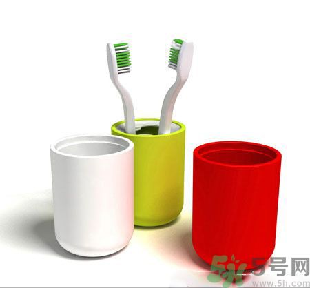 牙齦出血要換牙刷嗎？牙刷多久換一次好？