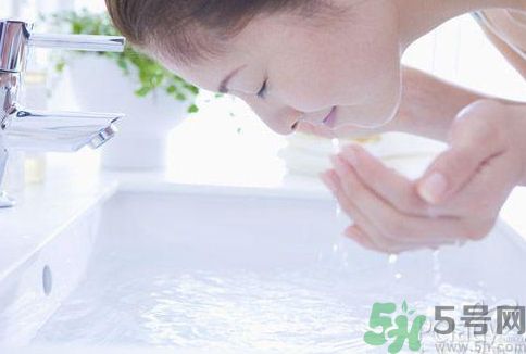 洗臉用冷水還是熱水好？用冷水洗臉好不好？