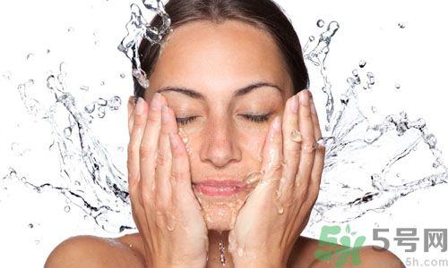 洗臉用冷水還是熱水好？用冷水洗臉好不好？